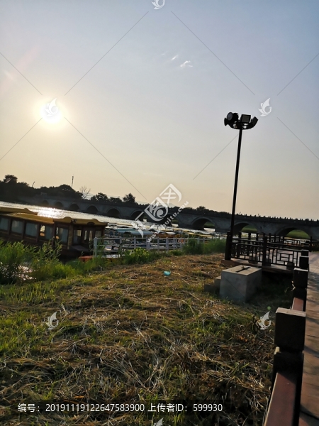 遠(yuǎn)眺落日余暉下的盧溝橋