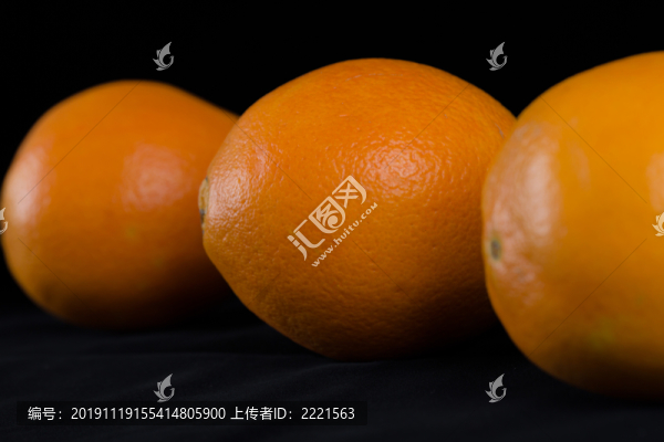 黑色背景下的三個(gè)橙子