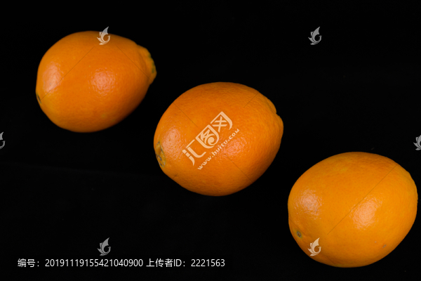 黑色背景下的三個橙子