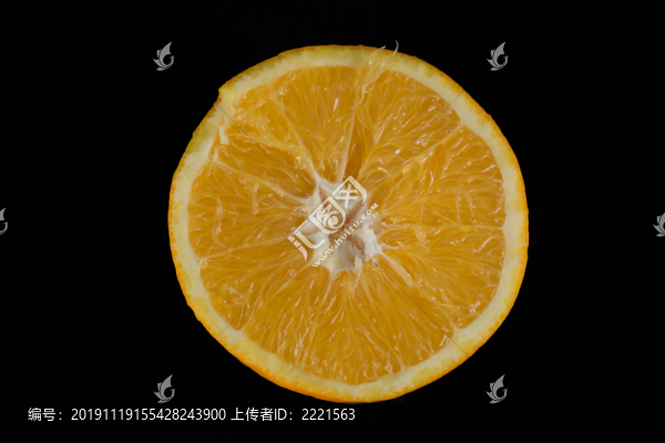 一半橙子從黑色背景隔離出來
