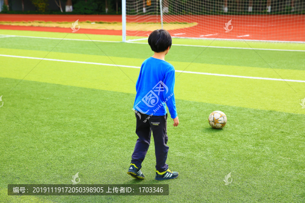 踢足球的小男孩