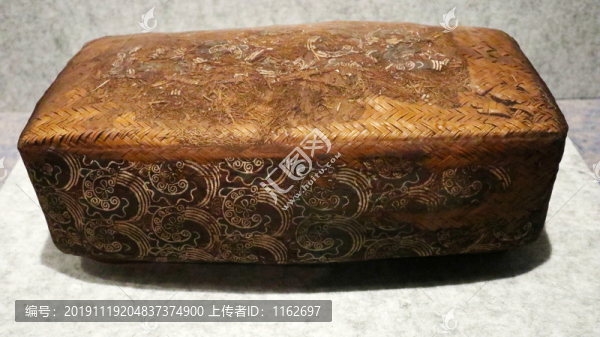 東漢印花絹面草編盒