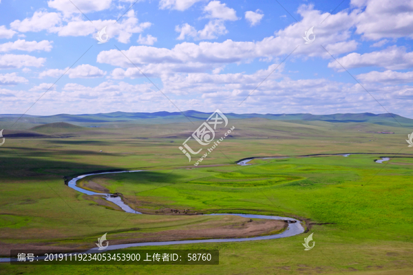 綠色牧場彎曲的河流