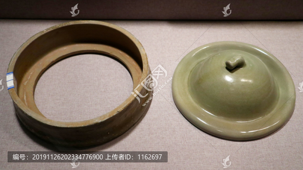 越窯青釉器蓋與瓷質(zhì)匣缽
