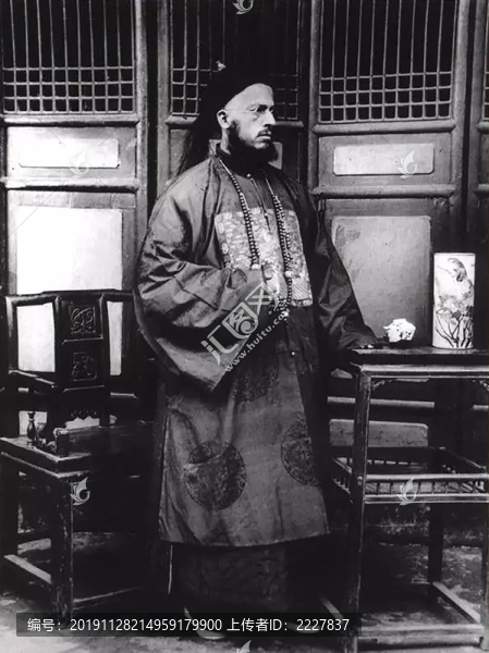 身穿清廷官服的南懷謙神父