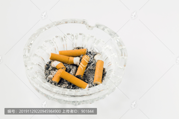 玻璃煙缸內(nèi)盛滿的煙蒂