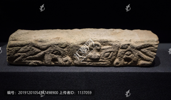 新石器時代神面與雙獸紋石刻