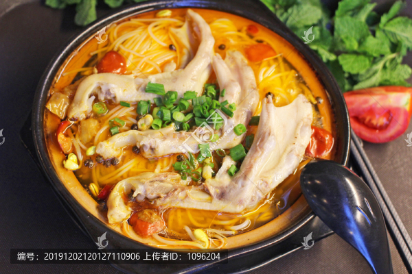 泡椒鴨掌米線