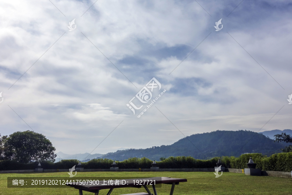 藍天白云遠山草地