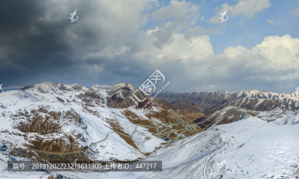 航拍祁連山雪山