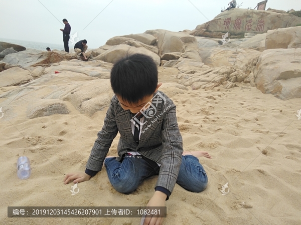 沙堆上的小男孩