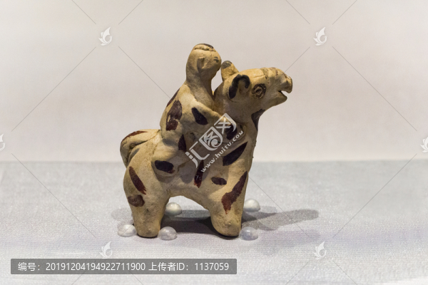 宋代點(diǎn)彩童子騎馬俑