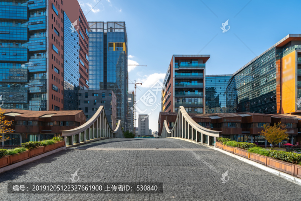 地磚路面和金融區(qū)建筑景觀