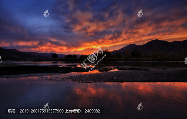 新疆塞里木湖日出