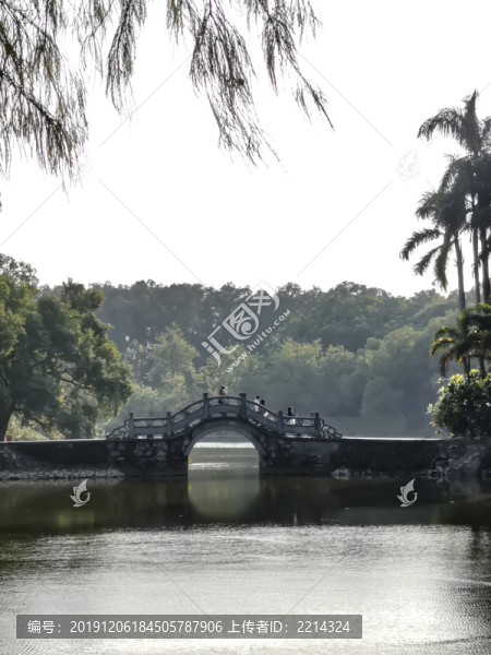 湖中小橋