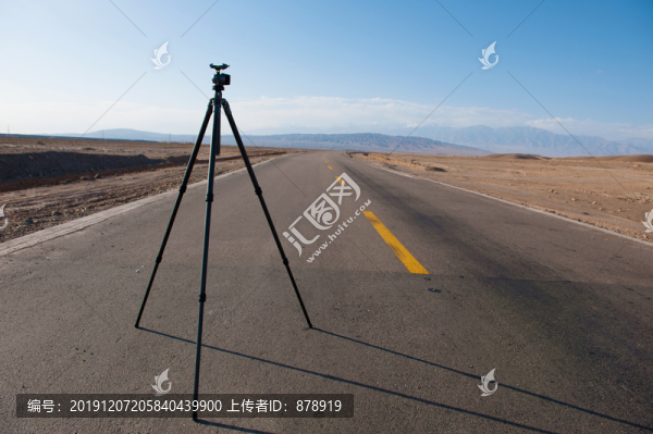 三腳架在公路上