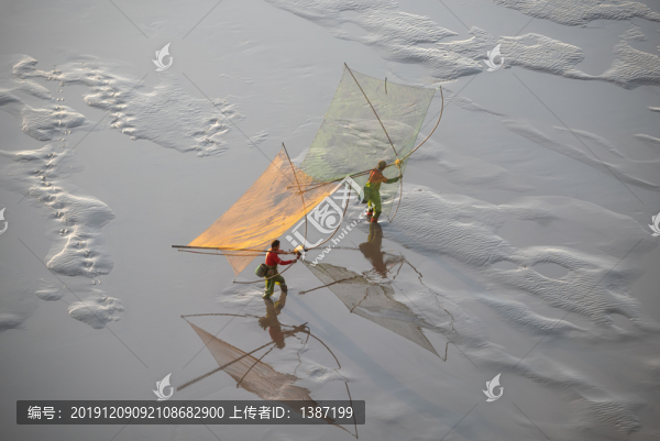 海岸邊勞作的漁民