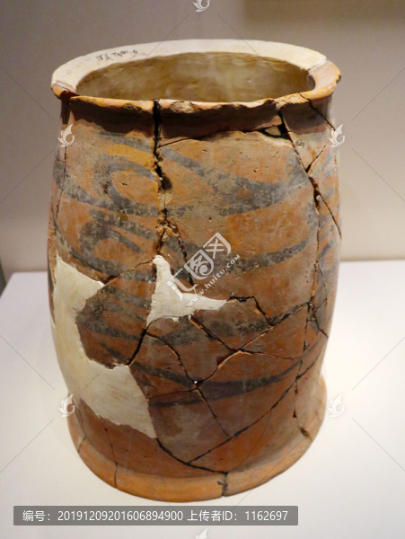 筒形彩陶器