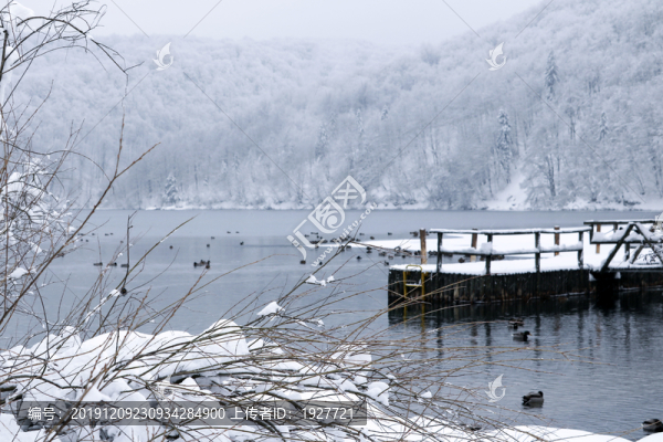 雪天的湖