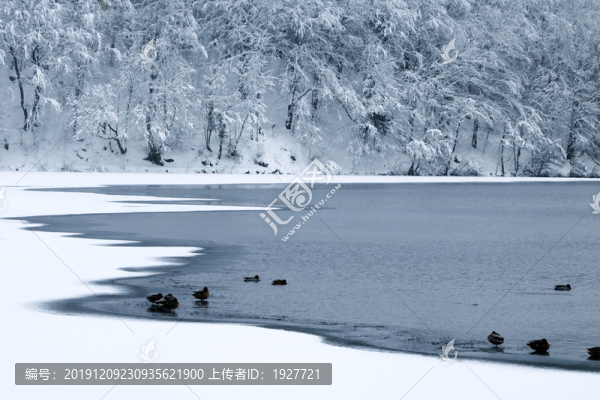 雪天湖面