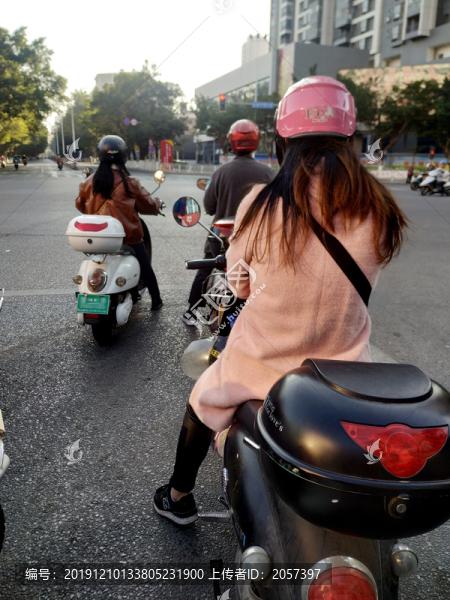 開摩托車的女人