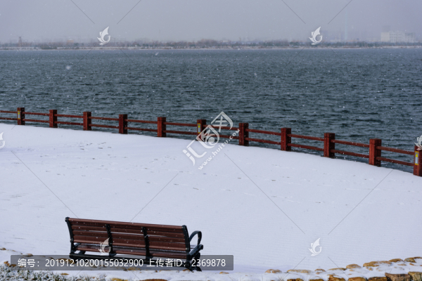 雪后的湖邊公園