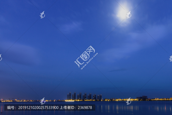 傍晚時湖邊的建筑