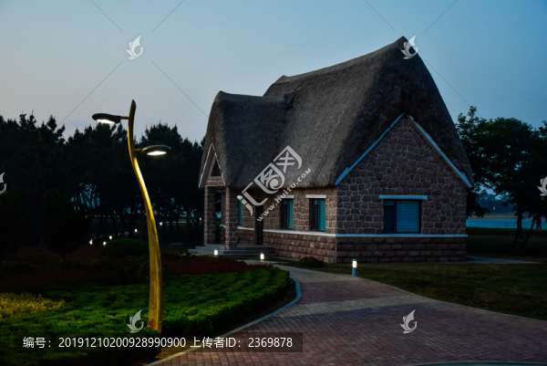 路燈與海草房