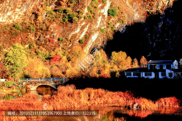 金秋石拱橋