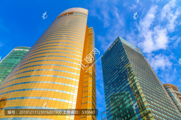 仰拍上海cbd現(xiàn)代建筑