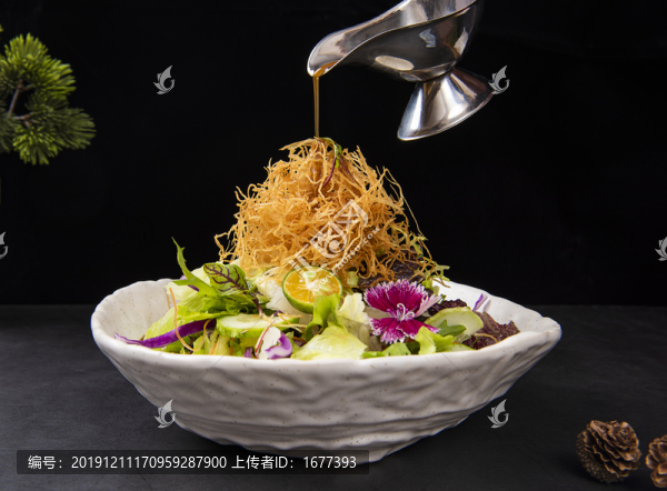 日料小魚干蔬菜沙拉