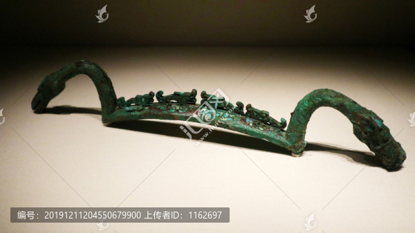 商代銅弓形器