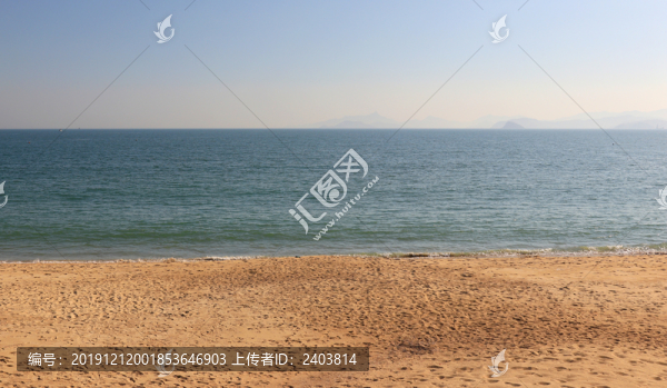 晴天大海沙灘腳印