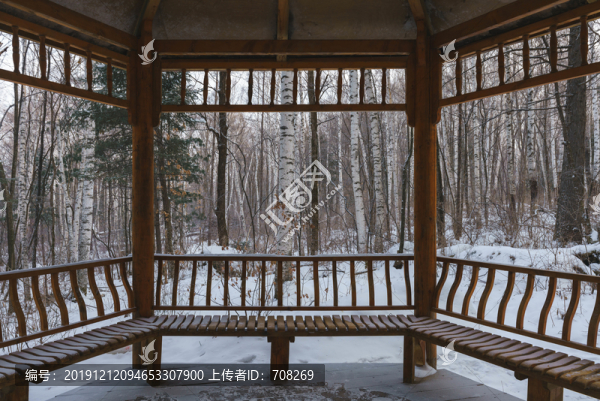 從傳統(tǒng)中式木涼亭欣賞雪原林海