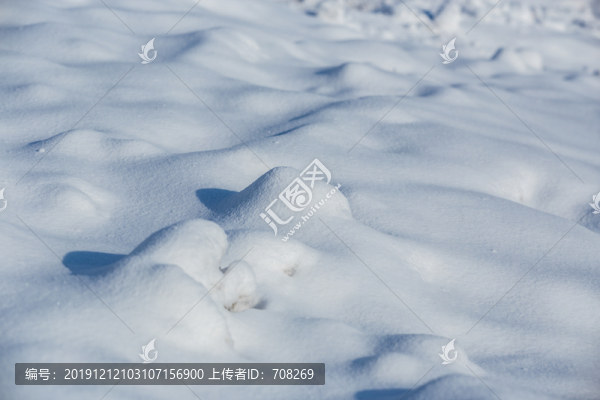 白色的雪地地質(zhì)地貌背景圖