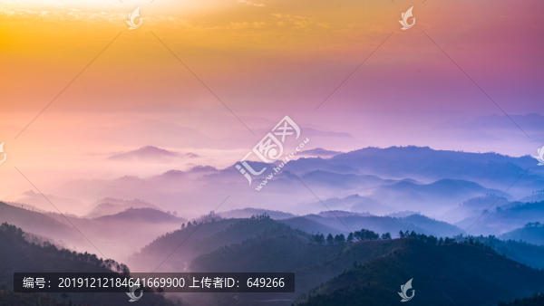 晨霧中的山巒