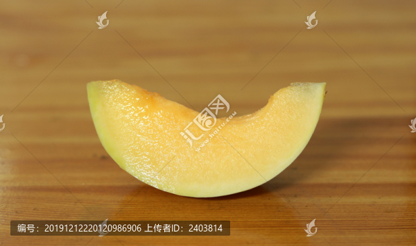 桌上一片白蜜瓜