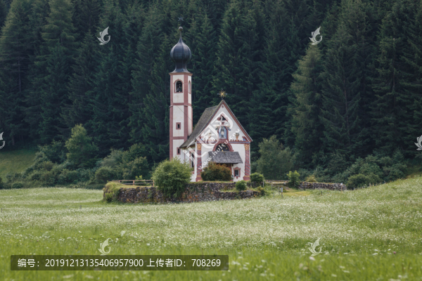 意大利多洛米蒂富內(nèi)斯小山村風(fēng)光