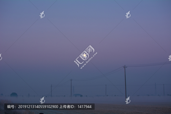 黎明前田野的大霧