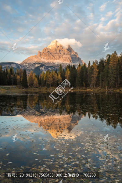 意大利多洛米蒂秋季湖泊美景