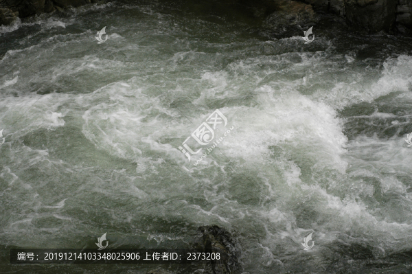 水流湍急特寫(xiě)