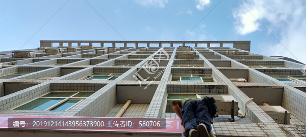 工人在建筑外墻面施工