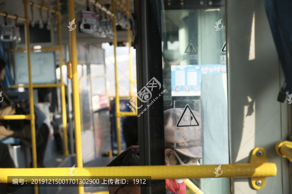 公交車上