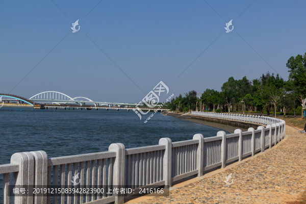 湖邊石棧道