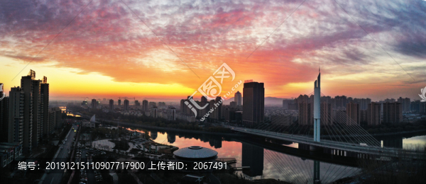 城市上空的美麗朝霞