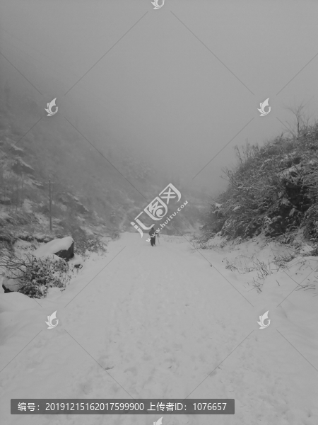 登秦嶺雪山的老人