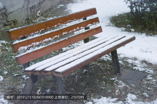 雪和紅椅子