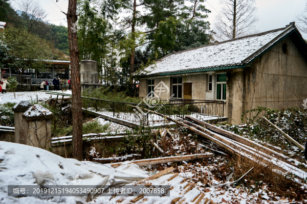 雪中小屋