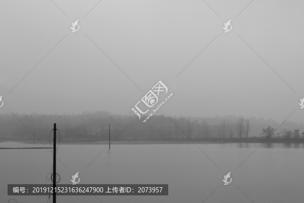 霧氣騰騰的湖面