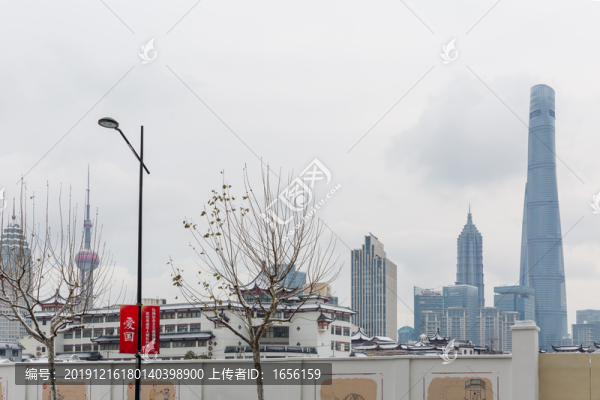下雪天的上海中心大廈